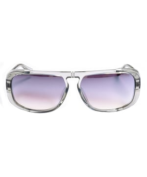 Estas gafas de mujer tienen forma rectangular.
El material principal utilizado en la fabricación de estas gafas es el acetato.
Las patillas de estas gafas están fabricadas en acetato, incluye logo de Guess.
100% Protección UV.
Cristales antirreflejo.
Incluye los certificados de autenticidad y garantía.
 Medidas: Alto lente: 42 mm. Ancho lente: 62 mm. Puente: 14 mm. Patillas: 135 mm.
 Composición: Acetato
 Cuidados:
Utiliza un paño de microfibra suave y limpio para limpiar tus gafas de sol. Este tipo de paño no rayará los lentes.
Evita usar productos de limpieza abrasivos, detergentes, alcohol o acetona, ya que pueden dañar los lentes y los tratamientos antirrefleja