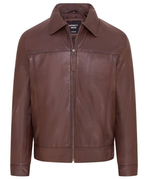 Dit Harrington jack is een tijdloos design dat doet denken aan het bikertijdperk uit de jaren 50. We hebben een klassieke overhemdkraag en twee handzakken in de taille voor een strakke en klassieke look. Verkrijgbaar in zwart, bruin en diep kastanjebruin, dit jack kan worden gecombineerd met verschillende outfits en is de perfecte keuze voor een avondje uit. Met een eersteklas satijnen binnenkant en een liefdevol vervaardigd nappaleren lichaam, is dit comfortabele Harrington een bewijs van het feit dat ondanks een scala aan mode en smaken, sommige stukken gewoon gemaakt zijn om niet te missen in je garderobe. • 100% eersteklas ultrazacht nappaleer. • Twee schuine taillezakken • Klassieke overhemdkraag • Zakken geïntegreerd in de voering van het jack • YKK-ritssluiting