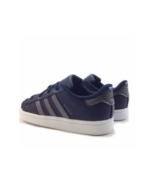 Basket Adidas Superstar i für Mädchen Blau Synthetik. Authentischer Stadt-Schuh der Marke Adidas - Streetwear/Sportswear-Design von Adidas - Adidas für modebewusste Mädchen, perfekt für den Alltag - Blaues Adidas-Basket, das sich hervorragend mit Ihrer Garderobe kombinieren lässt - Bequeme Synthetik-Materialien - Klassische Schnürsenkel - Superstar i - Textil