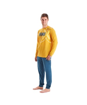 Descubre el confort y la elegancia del pijama para caballero de Munich.

Este pijama es perfecto para disfrutar de las noches frías con un toque de sofisticación. Su suave textura proporciona una calidez excepcional, ideal para relajarte en casa.

El conjunto incluye una camiseta de manga larga que destaca por su diseño moderno, adornada con un elegante bordado que presenta el nombre de la marca.

Por otro lado, los pantalones cuentan con una cintura elástica ajustable mediante un cordón que garantiza un ajuste perfecto y libertad de movimiento. Además, están diseñados con prácticos bolsillos laterales, ideales para llevar tus objetos esenciales mientras disfrutas de momentos de relajación. 

Los puños elásticos en los pantalones añaden un toque de estilo y confort, manteniéndolos en su lugar.
 Composición: Camiseta: 60% Poliéster, 40% Algodón; Pantalón: 60% Poliéster, 40% Algodón
 Cuidados:
- Lavar en un ciclo suave.
- Siempre usar agua fría o tibia. 
- No usar secadora. Es mejor secarlo al aire. 
- Si es necesario, planchar a temperaturas bajas.
- No usar blanqueadores.
