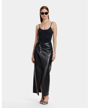 Een prachtige denimlook rok met een schuine taille en een split in het midden. Deze rok heeft een normale pasvorm.