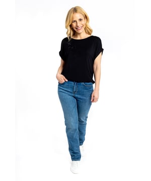 Esta elegante camiseta tiene un tacto suave, mangas enrolladas sutiles y un corte relajado. El favorecedor escote redondo y el diseño de destellos con tachuelas hacen de esta camiseta una opción ideal para combinarla con una falda de satén o pantalones elegantes, o llevarla de manera más casual con jeans o joggers.

Hemos clasificado esta camiseta en tallas S/M/L debido a su corte relajado y versátil. Talla de arriba 8-10 = Pequeña, 12-14 = Mediana y 16-18 = Grande.

Disponible en 3 colores

95% Viscosa, 5% Elastano

Lavado a máquina a 30°