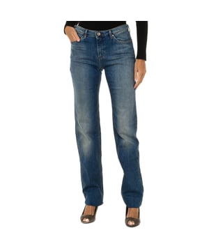 Lange Jeans.
 Farbe blau
 Gürtel mit Gürtelschlaufen.
 Reißverschluss und Knopfverschluss auf der Vorderseite.
 Zwei Vordertaschen und eine Minitasche.
 Zwei Taschen auf der Rückseite mit Metallic-Logo.
 Schmaler Schnitt.
 Stretch-Stoff.
 Passende sichtbare Nähte.

 Zusammensetzung:
 92% Baumwolle - 8% Elasthan.

 Waschanleitung:
 - Maximal bei 30ºC waschen.
 - Bügeln bei mittlerer Temperatur, max. 110 ° C.
 - Erlaubt die Verwendung eines Trockners.
 - Verwenden Sie keine Bleichmittel.
 - Es unterstützt nicht die chemische Reinigung.
 Zusammensetzung: 92% Baumwolle, 8% Elasthan
 Pflege:
Maximal bei 30ºC waschen.
 - Bügeln bei mittlerer Temperatur, max. 110ºC.
 - Erlaubt die Verwendung eines Trockners.
 - Keine Bleichmittel verwenden.
 - Kann nicht chemisch gereinigt werden.
