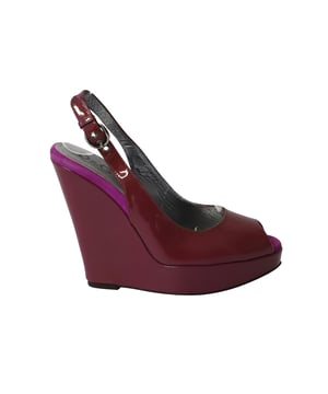 VINTAGE, UVP WIE NEU  
Ein femininer Flair und eine anspruchsvolle Ausstrahlung kennzeichnen diese atemberaubenden Slingback-Sandalen von Dolce & Gabbana. Aus hochwertigem Leder gefertigt, verleihen sie Ihrem Look einen opulenten Charme und ergänzen viele Looks, die Sie kreieren möchten.  
*Artikel wird mit Staubschutzbeutel geliefert  

Dolce & Gabbana Slingback Peep Toe Wedges aus maroon glänzendem Leder  
Material: Glattleder  
Farbe: Maroon  
Größe: EU36.5/US6.5/UK3.5  
Zustand: Sehr gut  
Gebrauchsspuren: Abnutzung an Sohle und Einlegesohle  
SKU: 215595