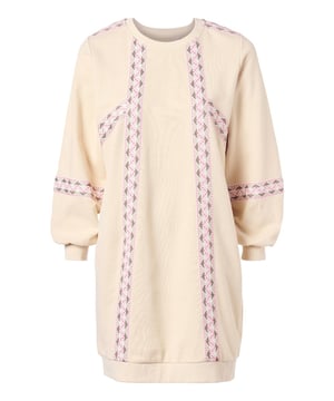 Met de trendy Edmonton sweat tuniek ben je direct klaar om te gaan! Deze tuniek is vervaardigd van zacht 100% katoen en draagt zeer comfortabel. Het luxe karakter van de basis tuniek wordt benadrukt door de sierlijke geborduurde taping. De multicolor taping geeft de zandkleurige tuniek een speelse, vintage uitstraling. Met deze prachtige tuniek zul je zeker complimenten ontvangen. De gekleurde, geborduurde band is zowel verticaal als horizontaal geplaatst, wat het lichaam mooi flatteert. De mouwen, halslijn en zoom zijn afgewerkt met een zachte ribboord. De tuniek heeft bloezende mouwen met fijne plooitjes aan de onderkant. De rechte pasvorm zorgt voor een casual look.
