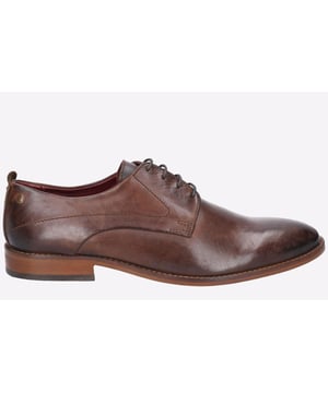 Script is a 4 lace, plain-toe derby. The non-fussy design provides the perfect style to opt with a tailored suit. Its textured rubber sole offers a confident step and simple stitching details on the high quality leather uppers ooze class.
- 4 Lace Structure- Textured Rubber Sole- Stitching detail on leather upper