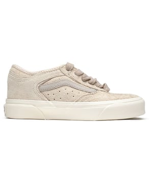 Ganz gleich, ob du durch die Straßen skatest oder im City-Djschungel unterwegs bist, der Vans Rowley Classic sorgt dafür, dass du immer cool aussiehst. Diese legendären Skaterschuhe verfügen über ein hochwertiges Wildlederobermaterial und die charakteristische Waffel-Außensohle von Vans, die für Strapazierfähigkeit, Flexibilität, gute Federung und hervorragende Griffigkeit und Halt sorgt.