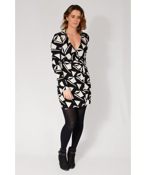 80's retro geometric print which is having an absolute moment, this dress is a stylish piece. Super soft &amp; flattering stretch fit mini dress with a wrap style and knot waist for a cinching silouette. Perfect with tights and heels for the office or evening, or pair with chunky boots for a more casual look.

Dense Crepe Fabric
90% Polyester, 10% Elastane
Wrap V-Neck

35" Shoulder to Hem
Long Sleeve
Sizing: As expected
Fit: Stretch Fit

These are end of line ex New Look, Labels have been pen marked