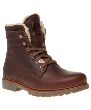 ¿Ojetes metálicos? Comprobado. ¿Cuero marrón encerado de alta calidad? Comprobado. ¿Marca distintiva de Panama en la lengua y los lados? Comprobado. Con un acogedor forro de forro polar, estas botas para hombres Panama 03 Aviator C2 sin duda cumplen con todos los requisitos de estilo, ofreciendo un acabado formal con una suela intermedia de efecto madera. Logrando el equilibrio perfecto entre lo sofisticado y lo relajado, estas botas son un básico atemporal.
