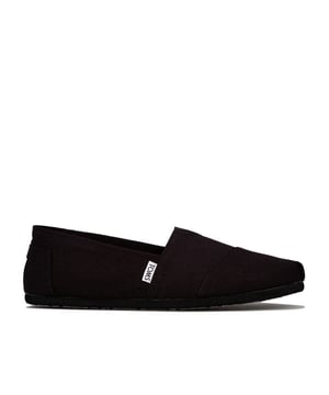 Toms Classics canvas zwarte instappers voor heren<br /><br />-Instappers<br />- Elastische V-inzet aan de voorkant voor extra comfort<br />-Buitenzool van EVA-rubber<br />-Voorgevormd voetbed voor extra demping<br />-Latex voetbooginzetstuk voor extra ondersteuning<br />- Contrasterende voering<br />-Merkdetails op de hiel en zijkant<br />- Bovenwerk van textiel, voering van textiel en leer, zool van textiel en synthetisch materiaal<br />-Ref: 10002931