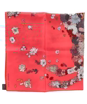 VINTAGE, RRP AS NEW
The Hermès Robe Legere Scarf 90 Rose in Red Silk is a stunning accessory crafted from 100% silk. This elegant scarf showcases a bold outline on a pink background, adding a touch of sophistication and luxury to any ensemble. Perfect for adding a pop of color and elegance to your look, it's a versatile piece that can elevate your style for any occasion.



Hermès Robe Legere Scarf 90 Rose Scarf in Red Silk
Condition: Excellent
Signs of wear:  No sign of wear.
Packaging: None
Color: Red | burgundy
Material: Satin | silk-satin
Size: ONE SIZE
Measurements: Height: 880; Length: 880
SKU: TONPUGBAC399329W