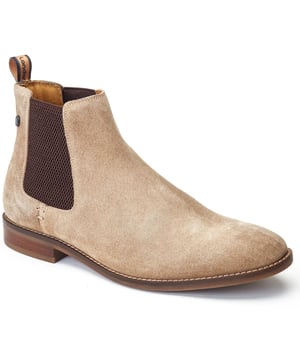 sid ist ein moderner Pennyloafer von Base London. Mit seinem edlen gewaschenen Leder-Obermaterial und der zeitgemäßen Keilsohle gibt dir sid das nötige Selbstvertrauen, um dein Outfit zu verbessern und aus der Masse herauszustechen.