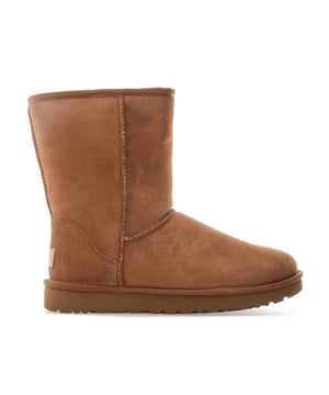 Womens UGG Australia Classic Short II Boots in chestnut.<BR><BR>- Treadlite UGG sole for traction  cushioning and durability.<BR>- Pretreated to repel water and stains.<BR>- Round toe.<BR>- Twinface and Suede upper. UGGpure wool insole. Rubber sole.<BR>- Ref: 1016223<BR>- To ensure longevity use UGG care kit.<BR> This product contains real fur from lamb or sheep.<BR><BR>We sell genuine UGG® products. These are only available in half sizes. Therefore if you were to order a size 5 we shall send you a 5.5 which we know from experience will be the best fit.<BR><BR>Simply spread the cost using PayPal Credit  available on Get The Label.  Minimum order value £150.