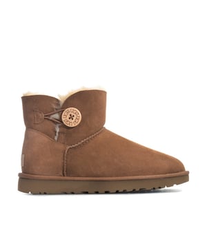 Ugg Mini Bailey Button II-dameslaarzen in kastanjebruin.<br /><br />- Dubbelzijdige schapenvacht en suède bovenmateriaal voorbehandeld voor bescherming tegen water en vlekken.<br />- Iconische houten knoop en elastische sluiting.<br />Zachte binnenzool van schapenvacht.<br />- Treadlite van UGG-buitenzool voor demping, duurzaamheid en grip.<br />- UGG-merkdetails op de hiel.<br />- Schachthoogte: Ongeveer 14 cm.<br />- Dubbelzijdige schapenvacht bovenkant, schapenvachtvoering, rubberen zool.<br />- Ref: 1016422<br /><br />De afmetingen zijn slechts bedoeld als richtlijn.<br /><br />Wij verkopen originele UGG®-laarzen. Deze zijn alleen beschikbaar in halve maten. Dus als je maat 5 bestelt, sturen we je een 5,5 omdat we uit ervaring weten dat deze het beste bij je past.