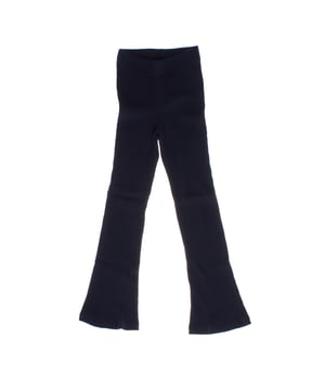 Leggings acampanados para niña confeccionados en un suave tejido de canalé, diseñados para combinar comodidad y estilo moderno. 

Estos leggings se ajustan de manera ceñida en la parte superior y se amplían desde las rodillas, creando un elegante efecto acampanado. 

El tejido elástico garantiza libertad de movimiento, mientras que la cintura elástica proporciona un ajuste cómodo y seguro. 

Ideales para un look casual o para combinar con atuendos más formales, estos leggings son una opción versátil y moderna para cualquier ocasión.
 Composición: 94% Algodón, 6% Elastano
 Cuidados:
- Lavar a máquina con agua fría.
- Utilizar colores similares en el lavado.
- Evitar el uso de blanqueadores.
- Secar a baja temperatura en secadora.
- No planchar.
- No lavar en seco.