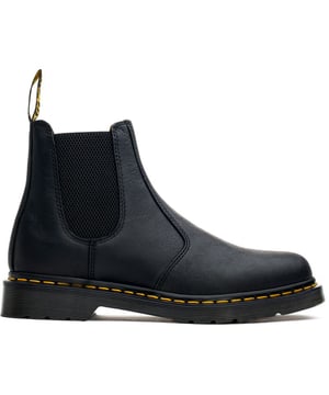 Deze Dr. Martens Chelsea boots zijn gemaakt van zwaar en vettig leer dat is getrommeld. Met elastische zijpanelen en merkhaklipjes voor de perfecte pasvorm en gemakkelijk aan- en uittrekken. De iconische dikke pvc-zool is Goodyear-gewelkt met gele stiksels en voorzien van de Bouncing AirWair-technologie.
