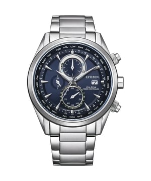 Diese Citizen Chronograph Uhr für Herren ist das perfekte Zeitmessgerät zum Tragen oder Verschenken. Das silberne 43 mm runde Gehäuse, kombiniert mit dem bequemen silbernen Edelstahlarmband, sorgt dafür, dass Sie dieses atemberaubende Zeitmesser ohne Kompromisse genießen können. Angetrieben von einem hochwertigen Eco-Drive-Uhrwerk und wasserdicht bis 10 Bar, wird Ihre Uhr weiter ticken. ECO-DRIVE - Eco-Drive ist eine 40 Jahre alte Kerntechnologie von CITIZEN, die selbst bei schwachem Licht Energie erzeugt und es ermöglicht, dass Uhren über sechs Monate lang im Dunkeln laufen. Diese Chronograph-Uhr hat eine Kalenderfunktion: Datum, solarbetrieben, funkferngesteuert, Stoppuhr, 24-Stunden-Anzeige und leuchtende Zeiger. Hochwertiges silbernes Edelstahlarmband mit einer Länge von 21 cm und einer Breite von 21 mm mit einer Klappschließe mit Druckknopf. Gehäusedurchmesser: 43 mm, Gehäusedicke: 10 mm, Gehäusefarbe: Silber und Ziffernblattfarbe: Blau.