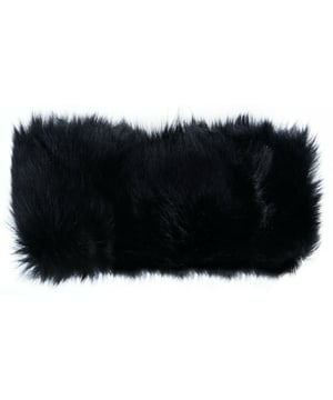 Kruip deze winter lekker weg in de koude sferen door deze hoofdband in je accessoirecollectie te introduceren. Dit luxe model is gemaakt van 100% Toscana-schapenvacht met lange, zijden wol en is gemaakt met een elastische binnenkant voor een goede pasvorm. Het kan worden gecombineerd met de bijpassende snood voor een samengestelde look. Of je hem nu draagt ​​voor extra isolatie op de piste of om de kou buiten te houden in de stad, deze hoofdband voegt een dosis glamour toe aan elk ensemble als de temperatuur daalt. Gemaakt met 100% Toscana schapenvacht - We gebruiken toscana in onze collecties, omdat het lichtgewicht karakter van de schapenvacht, gecombineerd met de weelderig zachte, lange vachtachtige wol, zorgt voor de ultieme statement bovenkleding. Afgewerkt met een comfortabele satijnen voering aan de achterkant, de zeer isolerende en superieure kwaliteit van onze toscana is bestand tegen de tand des tijds en voegt onmiddellijk onderscheid toe aan je outfit.