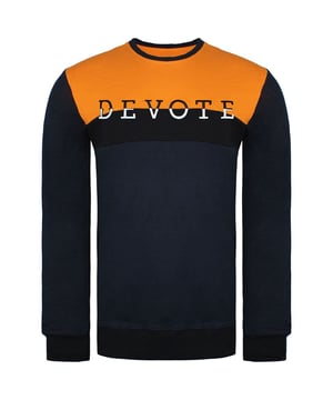 De Devote London Blake Mens Black/Navy Sweater is een veelzijdig kledingstuk dat je zowel omhoog als omlaag kunt dragen. Hij kan gedragen worden met jeans, chino's of shorts voor een casual look. Het kan ook worden aangekleed met een blazer of een geklede broek voor een formelere look.  
De trui is gemaakt van een zachte en lichtgewicht katoenmix die perfect is voor laagjes. De ronde hals en ontspannen pasvorm maken het een comfortabele en stijlvolle optie voor dagelijks gebruik. De kleuren zwart en navy zijn klassiek en veelzijdig en kunnen met allerlei andere kleuren worden gedragen.

De trui heeft een Devote London logopatch op de borst. Het logo is klein en ingetogen, zodat het niet afdoet aan de algehele look van de trui.

De trui kan in de wasmachine, dus hij is gemakkelijk te onderhouden. Het is ook een relatief betaalbare trui, dus het is een goede prijs-kwaliteitverhouding.

Over het geheel genomen is de Devote London Blake Mens Black/Navy Sweater een goede keuze voor mannen die op zoek zijn naar een stijlvolle en comfortabele trui die perfect is om elke dag te dragen. Het is een goede optie voor mannen die een relaxte pasvorm en een ronde hals willen.