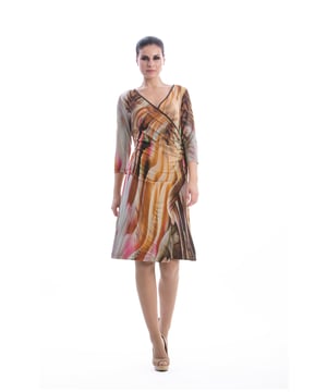 El Wrap Over Dress es una prenda fluida y elegante que luce un dinámico estampado abstracto en cálidos tonos tierra, complementado con salpicaduras de colores vibrantes. Está confeccionado en una cómoda mezcla de 92% de viscosa y 8% de elastano, lo que le confiere una suave elasticidad que se adapta con gracia a los movimientos del cuerpo. El vestido presenta un corpiño cruzado que crea un favorecedor escote en V y una cintura ceñida, que desemboca en una falda suavemente acampanada que cae justo alrededor de la rodilla. Esta prenda combina comodidad y estilo, lo que la hace versátil tanto para el día como para la noche.