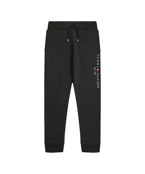 Especificaciones: Pantalón confeccionado en algodón 100% orgánico, cultivado sin el uso de productos químicos ni pesticidas. Cintura ajustable con cordón, dos bolsillos laterales y un bolsillo trasero con logo icónico de bandera bordado. Pierna suave con logo bordado. Cintura y puños de canalé en los tobillos. Corte: Regular.