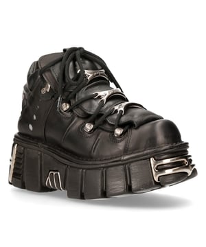 Este estilo de botines de cuero se ha convertido en sinónimo del nombre New Rock y de toda la calidad y el estilo por los que New Rock es aclamado internacionalmente. Un motivo metálico distintivo está imbuido en estos zapatos con añadidos como adornos de la marca New Rock en los cordones, detalles metálicos insertados en la suela y grabados metálicos de la marca que aparecen en el talón, todo lo cual contribuye a un estilo gótico con estilo. Para un toque atrevido y contemporáneo, el tacón y la suela de goma se elevan a una altura de 7 cm y 4 cm respectivamente, lo que le da a estas botas una autoridad destacada que te dará una presencia llamativa. Como siempre, New Rock sigue fiel a su reputación de perfección y se ha destacado en la provisión de calidad, estilo y comodidad para este par de botas.• Altura del tacón: 7 cm• Altura de la plataforma: 4 cm• Altura de la caña: 10 cm• Cordones negros con adornos metálicos• Material de la suela: caucho natural• Material exterior: piel de vacuno