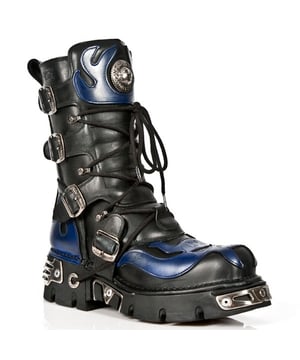 Deze halfhoge laarzen zijn gemaakt van eersteklas rundleer en zijn afgewerkt met een kwaliteit die de tientallen jaren ervaring weerspiegelt in het maken van premium schoenen die New Rock met trots heeft vergaard. Dit paar wordt gekenmerkt door een opvallend schedelkunstwerk en een vlammenontwerp dat in blauw op het zwartleren bovenwerk verschijnt voor een opvallende, unieke look die je zeker zal onderscheiden van de massa. Een andere toevoeging aan de onderscheidende look van de schoen is een metallic motief dat ontstaat door de introductie van metalen gespen, metalen inzetstukken in de zolen en een elegant ontworpen glanzend New Rock-logo. Dit is niet alleen een verbluffend trendy exemplaar, maar dankzij de toevoeging van een zachte, gedempte binnenzool, een comfortabele leren voering en een ritssluiting aan de zijkant bereiken deze laarzen een niveau van comfort dat ervoor zorgt dat je deze kuiten de hele dag aan wilt houden.• Premium zwart Leren bovenwerk met blauwe doodskop • Schachthoogte van 23 cm met ritssluiting aan de zijkant en metalen gespen • Rubberen hak van 6 cm en zool van 3 cm