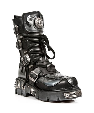 Estas botas de media pantorrilla están confeccionadas con piel de vacuno de primera calidad y tienen un acabado de calidad que refleja las décadas de experiencia en la elaboración de calzado de primera calidad que New Rock ha acumulado con orgullo. Este par se caracteriza por una llamativa pieza de arte de calavera y un diseño de llama que aparece en plata sobre la parte superior de cuero negro para una apariencia única y llamativa que seguramente te hará destacar entre la multitud. Otra adición al aspecto distintivo de los zapatos es un motivo metálico que se crea mediante la introducción de hebillas de metal, inserciones metálicas en las suelas y un logotipo New Rock brillante de diseño elegante. No solo es una pieza increíblemente moderna, sino que con la adición de una plantilla acolchada suave, un forro de cuero cómodo y una abertura con cremallera lateral, estas botas alcanzan un nivel de comodidad que te hará querer mantener estas medias pantorrillas puestas todo el día. • Parte superior de cuero negro de primera calidad con detalle de calavera plateada • Altura de la caña de 23 cm con cremallera lateral y hebillas de metal • Tacón de goma de 6 cm y suela de 3 cm