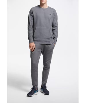 Der Nike Sportswear Optic Herren Fleece Crewneck Trainingsanzug hat einen hohen Baumwollanteil, ist sehr weich und angenehm zu tragen, schränkt die Bewegung nicht ein und speichert die Wärme perfekt. - - .   Raglan ist aus Polyester, die Verschleißfestigkeit, Pflegeleichtigkeit, Elastizität und Haltbarkeit bietet. - - .   Das Modell wird nicht nur bei Sportlern gefragt sein, sondern auch bei denen, die diesen Kleidungsstil einfach für jeden Tag mögen. - - .   Die Baumwolle im Produkt fühlt sich angenehm an, "atmet" gut, gibt ein Gefühl von Natürlichkeit und Komfort, und die Kängurutasche wärmt Ihre Hände bei kaltem Wetter. - - .