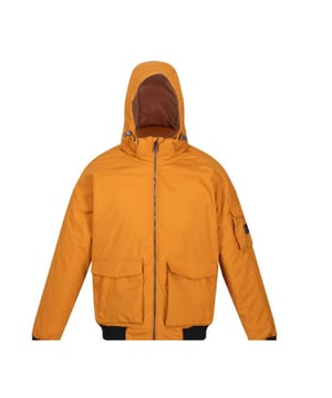 Material: 100% Polyester. Stoff: Stretch. Design: Logo. Stoff-Technologie: Atmungsaktiv, Strapazierfähig, Isotex 8000, Thermo-Guard, Warmloft, Wasserdicht, Winddicht. Isoliert, verschweißte Nähte. Ausschnitt: Kapuze. Ärmel-Typ: Langärmelig. Bündchen: Gerippt. Kapuzen-Merkmale: Verdeckte, angewachsene Kapuze, Knebelversteller. Taschen: 1 Innentasche, 2 untere Taschen, Druckknopfverschluss, Pattenverschluss, 1 Handwärmertasche. Verschluss: Durchgehender Reißverschluss. 8000g/m²,/24hrs. Saum: Gerippt. Nachhaltigkeit: Hergestellt aus recycelten Materialien.
