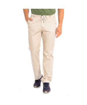 Lange Hose La Martina.
 Beige
 Gerade geschnittene Säume.
 Mit Knopf und Reißverschluss zu schließen.
 Zwei offene Taschen an den Seiten.
 Zwei offene Taschen auf der Rückseite mit Patten.
 Elastische Taille und verstellbar durch Kordelzug.
 Logoaufnäher auf dem Rücken.
 Nähte in Ton gehalten.

 Zusammenstellung: 100% Baumwolle.

 - Maximal bei 40ºC waschen.
 - Bügeln bei mittlerer Temperatur, max. 120ºC.
 - Bei niedriger Temperatur in der Horizontalen trocknen.
 - Lässt keine Bleiche zu.
 Zusammensetzung: 100% Baumwolle.
 Pflege:
- Maximal bei 40ºC waschen.
 - Bügeln bei mittlerer Temperatur, max. 120ºC.
 - Horizontal bei niedriger Temperatur trocknen.
 - Akzeptiert keine Bleichmittel.
