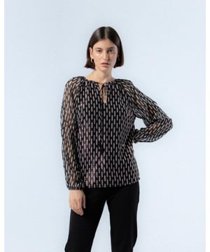 La blusa de estampado geométrico Lia te envuelve en la modernidad del invierno. Su estampado geométrico en blanco y negro aporta un toque de elegancia y frescura a cualquier conjunto. Perfecta para combinar con tus prendas favoritas.
 
 
 
 Blusa manga larga. 
 
 Cuello con cordon con detalle. 
 
 Tejido estampado de rayas blanco y negro.