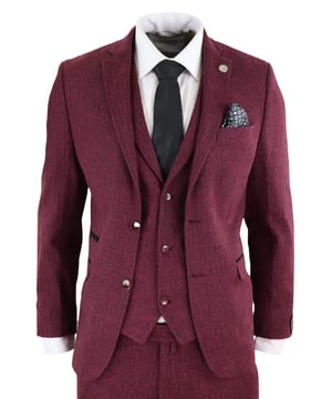 Een pak is een essentieel kledingstuk in de garderobe van elke man en dit pak vormt geen uitzondering op deze ongeschreven regel. Strak, strak en verfijnd, zie er goed uit met dit premium 3-delig wijnwol-visgraat-tweedpak met een slim-fit snit, een nauwsluitende pasvorm over de borst en een smallere, op maat gemaakte broek. Het jasje met twee knopen valt prachtig en heeft een half-canvas constructie die zich naar je lichaamsvorm vormt naarmate je hem vaker draagt. Contrasterende fluwelen zakbiesjes, manchetten met knopen en een enkele split aan de achterkant geven het pak een klassiek vleugje verfijning. Een bijpassend tweed gilet maakt het driedelige gilet compleet met een single-breasted donsstijl met klassieke op maat gemaakte zakken en een rugversteller om ervoor te zorgen dat je de ideale pasvorm kunt creëren. Het pak is groenblijvend en eigentijds tegelijk waardoor jij er de hele dag op zijn best uit kunt zien. Combineer hem met een bijpassend gilet, een wit overhemd en schoenen voor een stijlvolle afwerking.