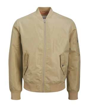 Diese Jacke im klassischen Bomberstil vereint einen lässigen Look mit funktionalen Details. Das leichte Material und die normale Passform machen sie zum idealen Begleiter für den Alltag. Der charakteristische Baseballkragen und die Rippbündchen an Ärmeln und Bund sorgen für eine authentische Optik und angenehmen Sitz. Praktische Features wie seitliche Klappentaschen mit Druckknopf und eine Ärmeltasche mit Reißverschluss bieten genügend Stauraum für unterwegs. Der durchgehende Reißverschluss unterstreicht das zeitlose Design und ermöglicht unkompliziertes An- und Ausziehen. Mit ihrem hohen Tragekomfort und der vielseitigen Kombinierbarkeit wird diese Jacke schnell zum unverzichtbaren Favoriten in deiner Garderobe.