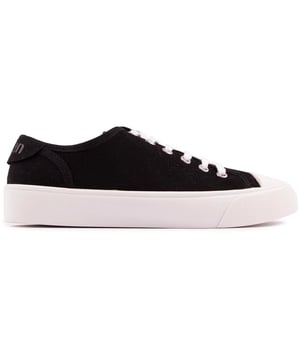 Omarm mode met een geweten en bewandel de veganistische weg in deze Vegan Olive Pump plimsolls van V.GAN. De klassieke. casual streetwear-sneaker is door PETA goedgekeurd en is gemaakt van gerecycled materiaal. duurzame en ethisch geproduceerde materialen. afgewerkt met het mooie V.GAN-logo en zilverkleurige metalen oogjes. Dit is ethisch. veganistische mode op zijn best.