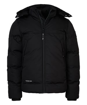 Gevoerde pufferjas met ritssluiting en een capuchon. De jas heeft twee grote steekzakken en een binnenzak. Verkrijgbaar in meerdere kleuren.  Gevoerde pufferjasRitssluiting en capuchonSteekzakken en binnenzak85% polyester, 15% nylon