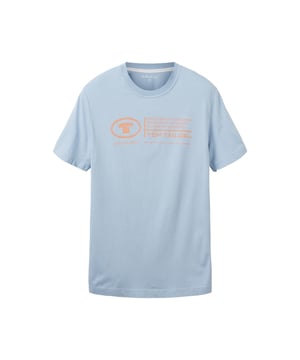 Dit T-shirt is het toppunt van casual stijl en comfort. Met zijn normale pasvorm en korte mouwen past het bij bijna elke look. De ronde halslijn met fijne ribboord zorgt voor een klassieke touch, terwijl de opvallende labelprint een modern accent toevoegt. Gemaakt van zacht, ademend materiaal is het comfortabel om te dragen - ideaal voor elke dag. Een veelzijdige basic die in geen enkele garderobe mag ontbreken!