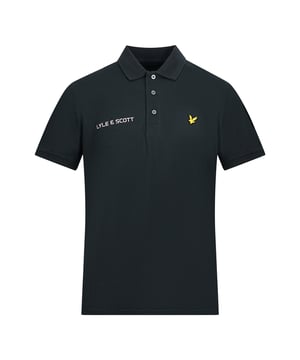 Polo de manga corta Lyle & Scott True Black. Polo negro de Lyle & Scott. Logotipo de la marca bordado en el pecho izquierdo. Polo de manga corta, color negro intenso. Cierre con botones, terminaciones de mangas elásticas, 100% algodón, "Lyle & Scott" en el pecho. Estilo: SP400VBRC 572