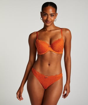 Deze string staat jou super goed! Hij is volledig afgewerkt met kant in een bloemen motief en heeft een strikje in het midden. Combineer met de bijpassende bh voor een complete look.