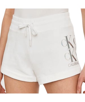 Kurze Calvin Klein Logo-Strickshorts für Damen in Weiß aus Baumwolle. Authentisches Kleidungsstück der Marke Calvin Klein - Streetwear/Sportswear-Design von Calvin Klein - Calvin Klein für Damen Mode, perfekt für den Alltag - Weiße Calvin Klein Shorts passen hervorragend zu Ihrem restlichen Kleiderschrank - bequeme Baumwollqualität - klassisch - Logo-Strick.