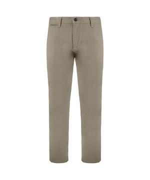 Los Dockers Slim Fit Beige Chino Beige Chino son una adición clásica y versátil a su guardarropa. Estos pantalones Chino ofrecen un ajuste moderno delgado a través del muslo y la pierna mientras mantienen una apariencia atemporal y sofisticada. Estas son las características y detalles clave que hacen de estos pantalones una opción popular:

Fit Slim: el ajuste delgado a través del muslo y la pierna proporciona una silueta a medida y contemporánea sin estar demasiado apretado. Este ajuste es conocido por su versatilidad y estilo moderno.

Color beige: el color beige de estos pantalones chino es neutral y complementa una amplia gama de atuendos. Es una elección versátil que funciona bien para ocasiones casuales y semiformales.

Fabrica Chino: la tela chino está hecha de algodón y es apreciada por su comodidad, transpirabilidad y durabilidad. Ofrece una apariencia suave y ligeramente más elegante en comparación con el denim.

Cintura de altura media: estos pantalones generalmente tienen una cintura de altura media, sentada en o ligeramente por debajo de la cintura natural. Esto proporciona un ajuste cómodo sin sentirse demasiado bajo.

Estilización versátil: Dockers Slim Fit Beige Chino pantalones se pueden vestir con una camisa de vestir y un blazer para un aspecto más formal o usado casualmente con una camiseta o polo para el uso diario.

Bucles de cinturón: se incluyen bucles de correa, lo que le permite usar un cinturón para fines funcionales y elegantes, y personalizar el ajuste.

Bolsillos delanteros y traseros: estos pantalones a menudo cuentan con bolsillos inclinados delanteros y bolsillos de ribete traseros, proporcionando un almacenamiento práctico para pequeños elementos esenciales.

Branding de Dockers: puede esperar encontrar detalles de marca Dockers discretamente integrados en el diseño, lo que refleja el compromiso de la marca con la calidad y el estilo.

Tamaños disponibles: Dockers ofrece una gama de tamaños para acomodar diferentes formas corporales y garantizar un ajuste adecuado y cómodo.