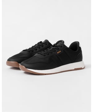 Las zapatillas de running Titanium Runn de BOSS son unas zapatillas clásicas con un toque urbano. Están confeccionadas con materiales de calidad y diseñadas para destacarse, con una parte superior negra elegante, un logotipo dorado en relieve, una plantilla acolchada y una suela exterior y una almohadilla para el talón de estilo running en color blanco. Estas zapatillas de diseño te mantendrán a la vanguardia de la carrera.