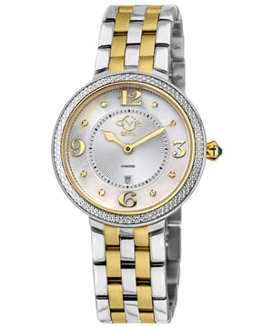 Con una larga y rica historia y deslumbrante con su encanto sutil, la Colección Verona de GV2 es lo mejor de lo que puede ser un reloj para mujer. Un toque suave y poderoso que deleita la vista, la Colección Verona es para el romántico que llevamos dentro. Al igual que la pintoresca ciudad del norte de Italia, los relojes Verona resisten el paso del tiempo utilizando el movimiento de cuarzo suizo. Brillantemente radiante pero discreto y mesurado, el elegante diseño presenta números en cursiva en las marcas 3, 6, 9 y 12, agregando toques suaves sobre una fabricación poderosa. El bisel de corte de diamante de 37 mm contiene una esfera de madreperla con 8 impresionantes diamantes en el dial protegidos por un cristal de zafiro antirreflectante, completando un diseño que inspiraría a Shakespeare. En la bella Verona, mientras el romance lidera, la construcción evoca un pasado antiguo que es decididamente moderno. Adornado con una corona estriada de extracción en piedra cabujón azul, un guiño a la ciudad junto al río, cada reloj Verona está asegurado con una pulsera trenzada y hebilla desplegable que hacen honor a las antiguas ruinas romanas y a la impresionante arquitectura medieval. Ya sea paseando por la plaza, disfrutando de una ópera en el anfiteatro o visitando el mini coliseo, la Colección Verona de GV2 inspira el amor a primera vista.

Reloj GV2 12903B para mujer con diamantes suizos Verona
Reloj de cuarzo suizo para mujer de la Colección Verona de GV2
Caja de bisel cortado de diamante de acero inoxidable/IPYG bicolor de 37mm
8 diamantes en esfera de madreperla blanca, índices dorados
Corona estriada de extracción con piedra cabujón azul
Pulsera bicolor de acero inoxidable/IP dorado con hebilla desplegable
Cristal de zafiro antirreflectante
Resistente al agua hasta 50 metros/5ATM
Movimiento de cuarzo suizo Ronda 784