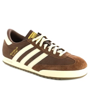 Adidas Beckenbauer Sneaker werden von Franz Beckenbauer unterstützt, einem der größten deutschen Fußballer aller Zeiten. Er verlieh diesem Schuh sein Gesicht, das auf jedem einzelnen Zungenetikett zu sehen ist.
Obermaterial aus Leder/Wildleder
Innenmaterial aus Textil
Gummisohle
Trefoil-Profil
Schnürverschluss