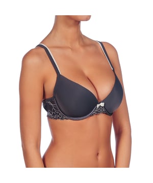 SUJETADOR FLAVIA
Sujetador con aros y copa de relleno con los laterales de encaje bicolor.
Combina con braga 600 y tanga 601.
 Composición: 57% Poliamida, 31% Elastano, 12% Poliéster
 Cuidados:
Lavar a mano con agua fría.
Utilizar jabón neutro.
No utilizar lejía.
Aclarar sin retorcer.
Planchar sólo las partes no elásticas.
