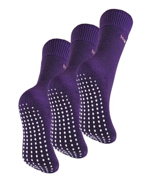 Cuando llega el invierno, hay que intentar mantenerse lo más abrigado posible y ahorrar en las molestas facturas de la calefacción. Estos calcetines zapatillas THMO, disponibles en un pack de 3 pares, son el paquete ideal para maximizar el calor y el confort en casa. Los calcetines térmicos para zapatillas THMO se han confeccionado con un hilo acrílico grueso con cualidades térmicas extremas. Se han cepillado dos veces en el interior para maximizar el calor atrapando el aire caliente y manteniéndolo cerca de los pies. Este cepillado también suaviza el interior del calcetín, lo que lo convierte en una opción ideal para relajarse en interiores. Estos calcetines térmicos también se sienten como si no tuvieran costuras, con una puntera cuidada a mano. El ribete acanalado de la parte superior del calcetín se ha diseñado para que se adapte al contorno natural de las piernas. Esta parte superior suave y ancha proporciona comodidad durante todo el día y reduce las posibilidades de que se formen molestos anillos de constricción alrededor de las piernas. Se ha diseñado un agarre antideslizante en el pie del calcetín para evitar que resbale en superficies como suelos duros de madera o baldosas de cocina. Se trata de un sencillo pero eficaz diseño de puntos en el pie del calcetín. Resulta muy práctico si utilizas nuestros calcetines térmicos para estar por casa. Vienen en un pack de 3 pares, lo que no sólo supone una excelente relación calidad-precio, sino que también significa que tendrás calcetines calientes para los meses más fríos. La insignia de THMO también se transfiere con calor al lateral del calcetín. Estos calcetines térmicos para zapatillas de THMO están disponibles en 3 colores: Negro, morado y fucsia intenso, con pinzas blancas punteadas. Están disponibles en talla única de mujer 4-8 UK. Están fabricados con un 93% de acrílico, un 6% de poliamida y un 1% de elastano. También se pueden lavar a máquina.
