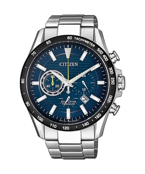 Diese Citizen  Chronograph Uhr für  Herren ist das perfekte Accessoire zum tragen oder verschenken. Ihr Silber 42 mm Rund Gehäuse kombiniert mit dem bequemen Silber Armband aus  Titan garantiert, dass Sie diese atemberaubende Uhr kompromisslos genießen werden. Angetrieben von einem hochwertigen Eco-Drive Uhrwerk und wasserdicht bis 10 bars, läuft Ihre Uhr stets weiter. Diese Sportliche Uhr verfügt über eine Eco-Drive-Technologie (wird von jeder Lichtquelle aufgeladen; benötigt keine Batterie) -Diese Chronograph Uhr verfügt über eine Kalenderfunktion: Datum, Solar , Stoppuhr, 24-Stunden-Anzeige, Leuchtziffern, Leuchtzeiger Diese hochwertige Uhr hat ein Silber Edelstahl Band ( 21 cm Länge und 21 mm Breite) mit einer Faltschließe mit Druckverschluss Gehäusedurchmesser: 42 mm,Gehäuse Höhe: 12 mm, Gehäusefarbe: Silber Zifferblattfarbe: Blau