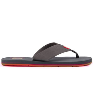 Ponte en marcha con una vibra de sol y playa veraniega con las sandalias de dedo con logo de Helly Hansen. Están confeccionadas con una cinta de poliéster 100% reciclado y una suela de goma 30% reciclada, epitomizando el estilo sostenible de verano. Su plantilla con marca añade un toque de elegancia, mientras que los materiales reciclados brindan una comodidad sin precedentes. Cada paso deja una huella más ligera en nuestro planeta, convirtiéndolas en la combinación perfecta de moda y respeto por el medio ambiente.