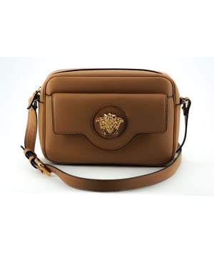 Precioso a estrenar con etiquetas y bolsa para el polvo.
  Bolso de hombro 100% autentico Versace Camera Case.
  Color: Marron.
  Material: Piel de becerro.
  Detalles: Cierre de cremallera 1 compartimento principal 1 bolsillo interior bolsillo externo c.