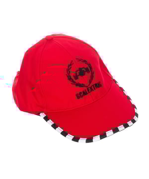 Gorra básica.
Color Rojo.
Bordado personalizado por la firma, en el frontal.
Visera lisa, con estampado a cuadros en el interior.
Ajustable mediante cierre de velcro, en la parte trasera.
Costuras vistas a tono.

Composición:  100% Algodón. 

Instrucciones de lavado:
- Lavar máximo a 30ºC.
- Planchar a media temperatura, máx. 110ºC.
- No permite usar secadora.
- No usar lejía.
- No admite el  lavado en seco.